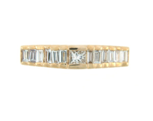 Anniversary band in yellow gold with diamonds.