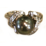 Black pearl and diamond ring in white gold.