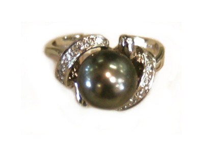 Black pearl and diamond ring in white gold.