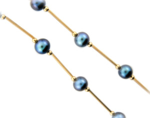 Black pearl necklace in yellow gold.