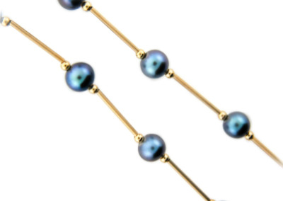 Black pearl necklace in yellow gold.