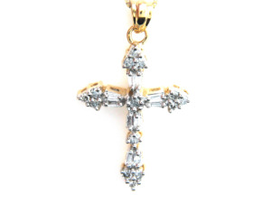 Diamond cross pendant in yellow gold.