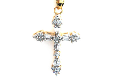 Diamond cross pendant in yellow gold.