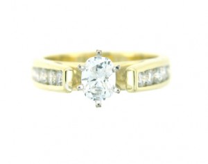 oval_diamond_engagement_ring_yellow_gold
