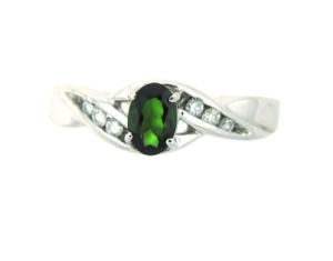 Oval cut tourmaline and diamond ring in white gold.