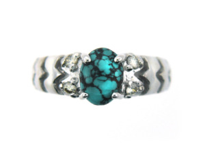 Oval turquoise and diamond ring in white gold.