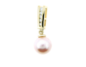 Pearl pendant with diamonds in yellow gold.