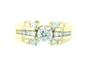 Round brilliant cut diamond engagement ring in yellow gold.