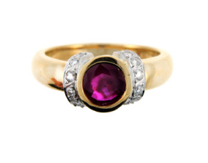Round ruby and diamond ring in yellow gold.
