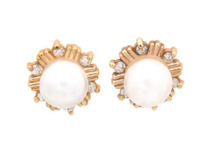 Pearl and diamond earrings in yellow gold.