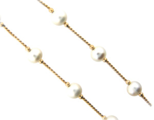 White pearl necklace in yellow gold.